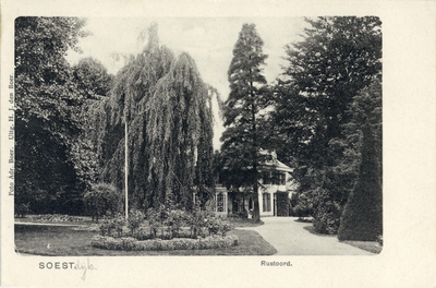 14390 Gezicht in de tuin van het huis Rustoord te Soestdijk (gemeente Soest), met op de achtergrond de voor- en ...